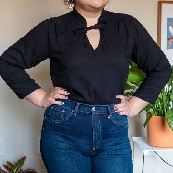 Super cute tie-front, collared blouse. - Picture 2 of 4